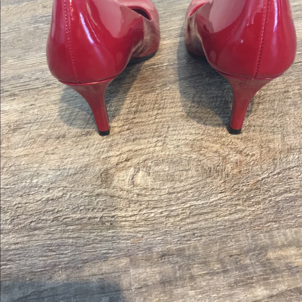 Red pumps. - Picture 4 of 5